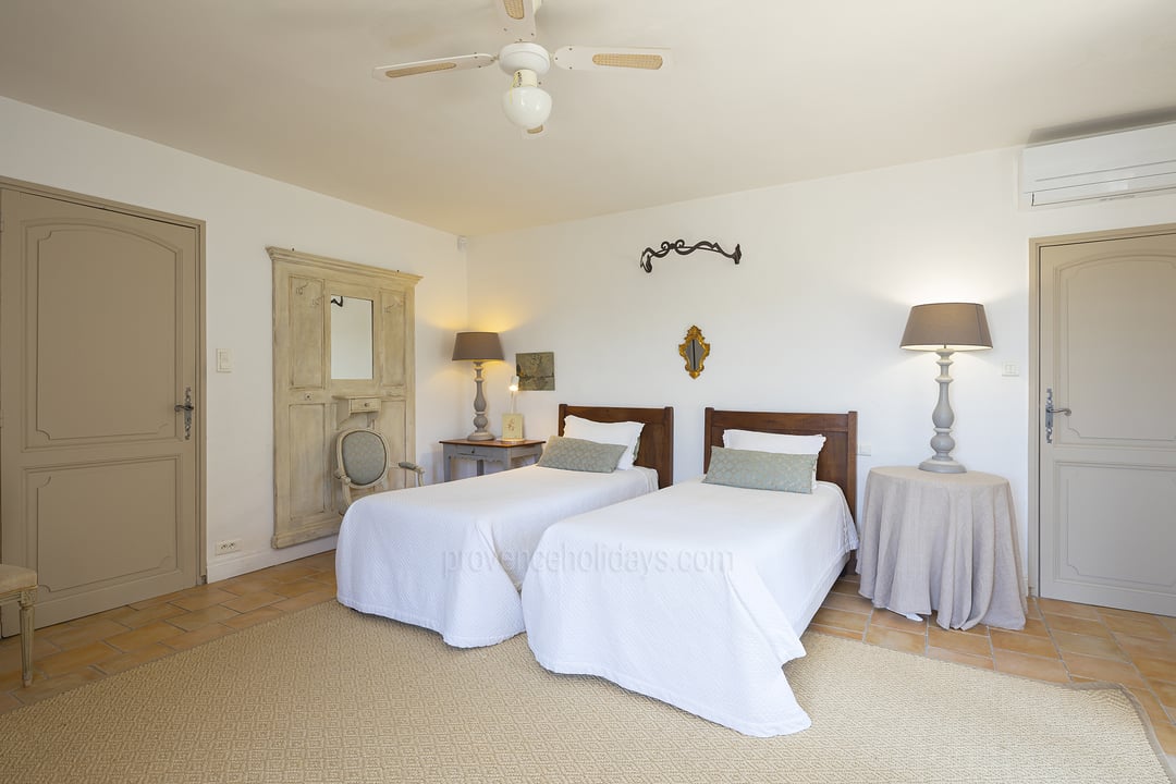 53 - Mas de Gordes: Villa: Bedroom