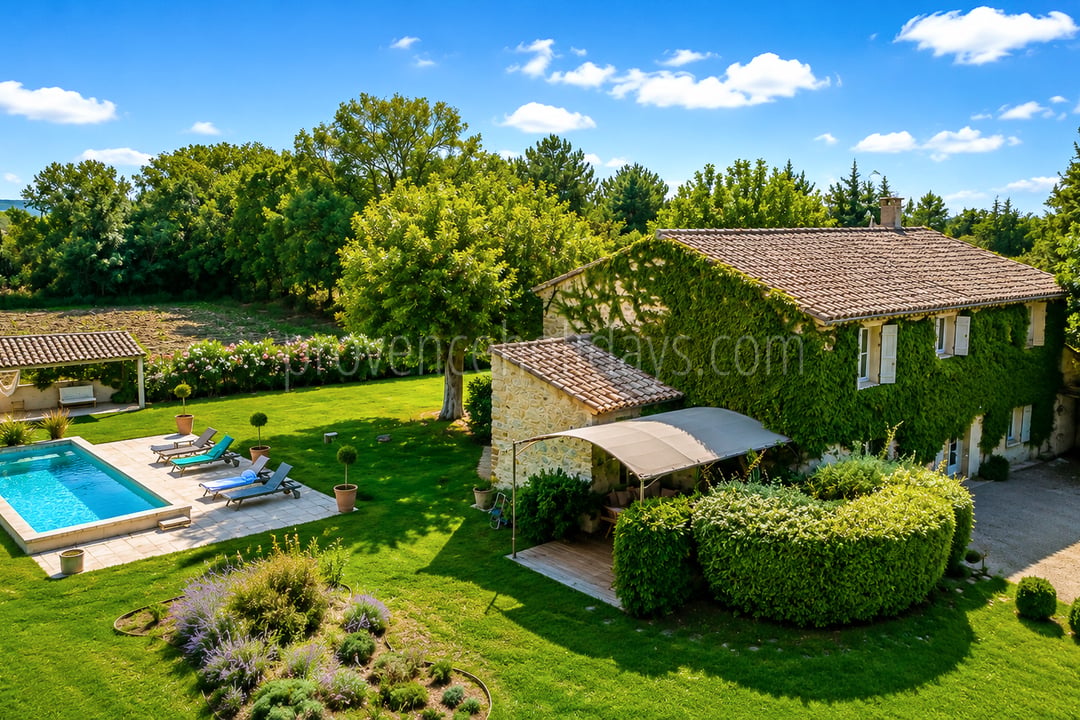 11 - Bauernhaus mit Blick auf den Luberon: Villa: Exterior