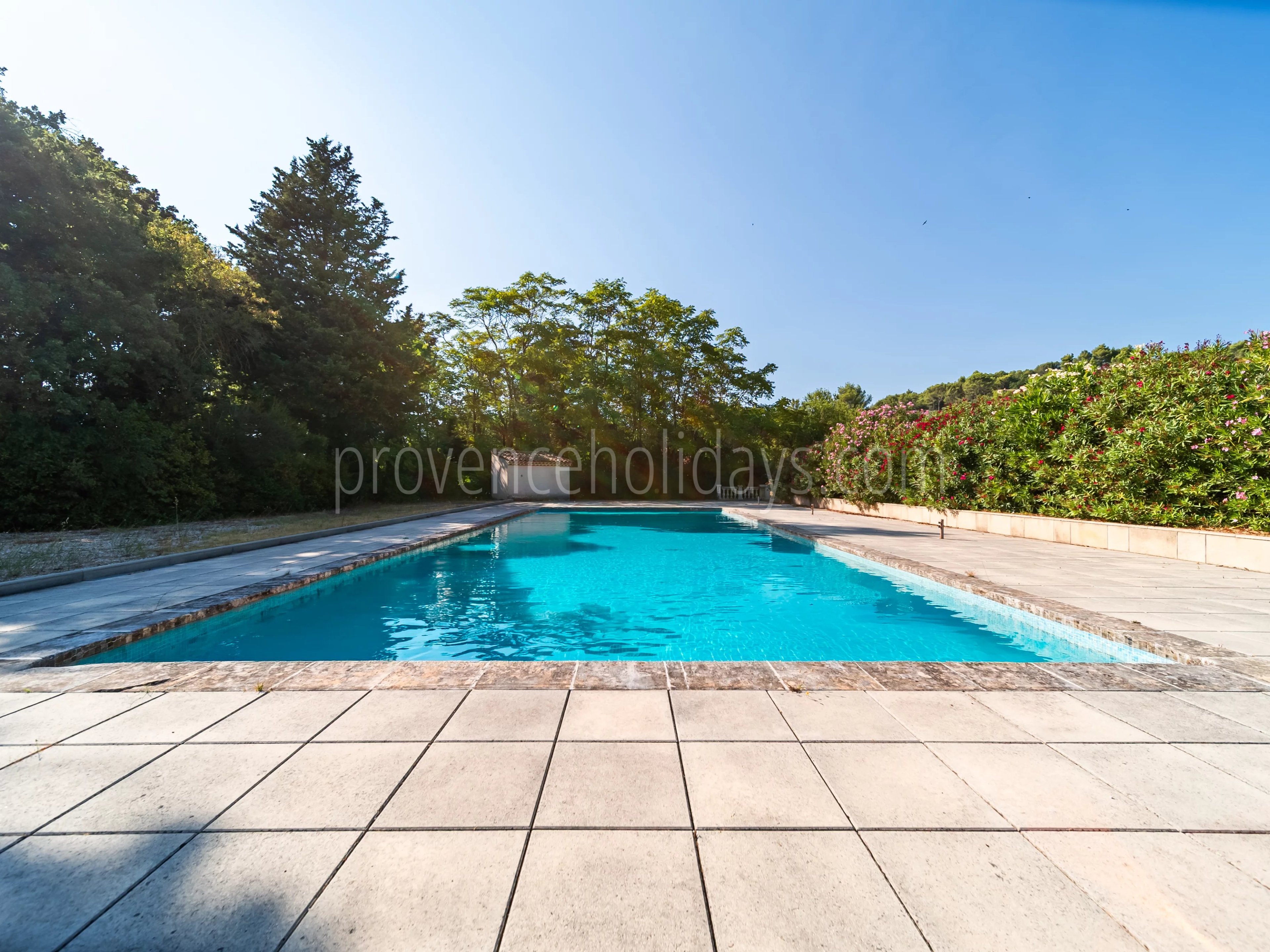 6 - Character estate in Cucuron: Villa: Pool