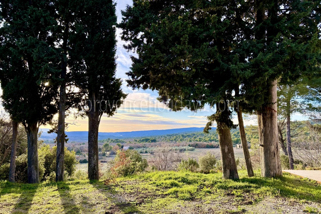 10 - Renovated château in Gordes: Villa: Exterior