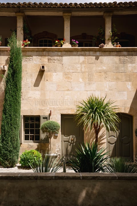 8 - Le Joyau de Paradou: Villa: Exterior