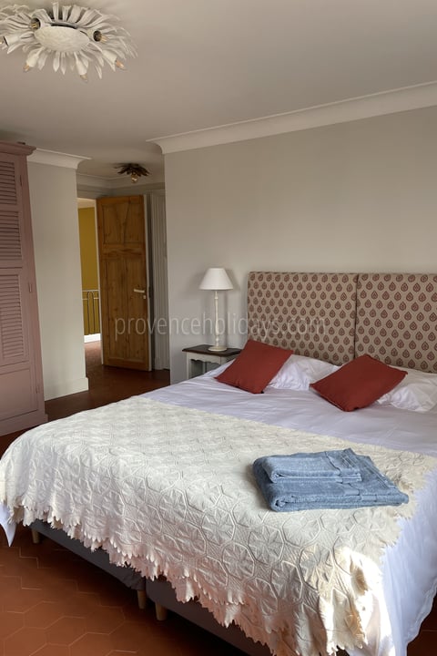 26 - Mas de Séguret: Villa: Bedroom