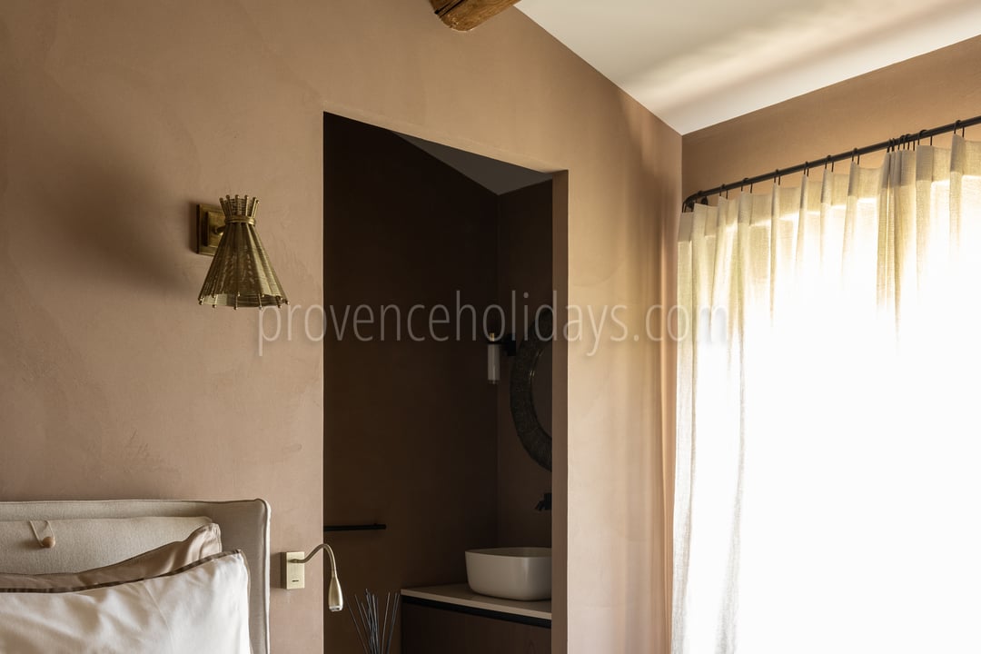 27 - Mas des Collines: Villa: Bedroom 1