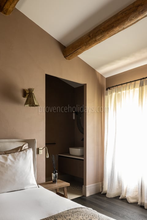 27 - Mas des Collines: Villa: Bedroom 1