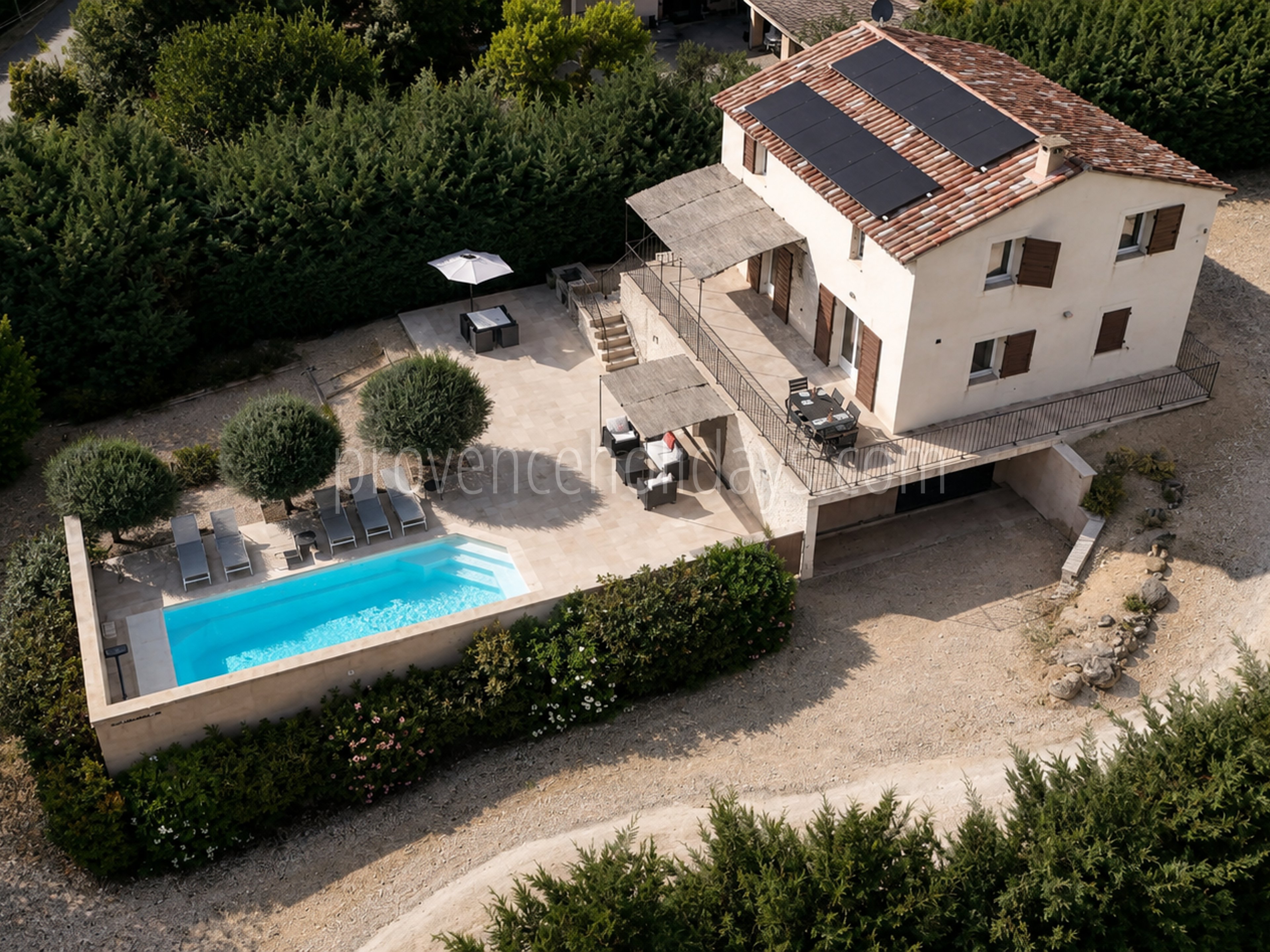 -1 - Villa met verwarmd zwembad en uitzicht op de Luberon: Villa: Exterior