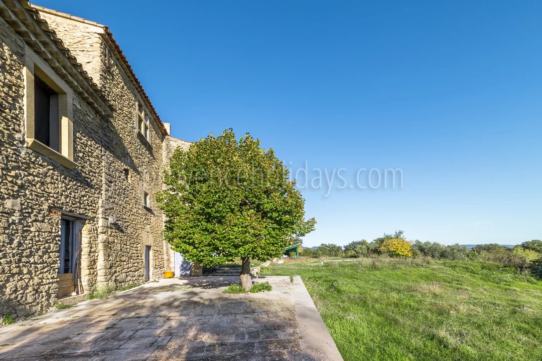 5 - Stone property in Cucuron: Villa: Exterior