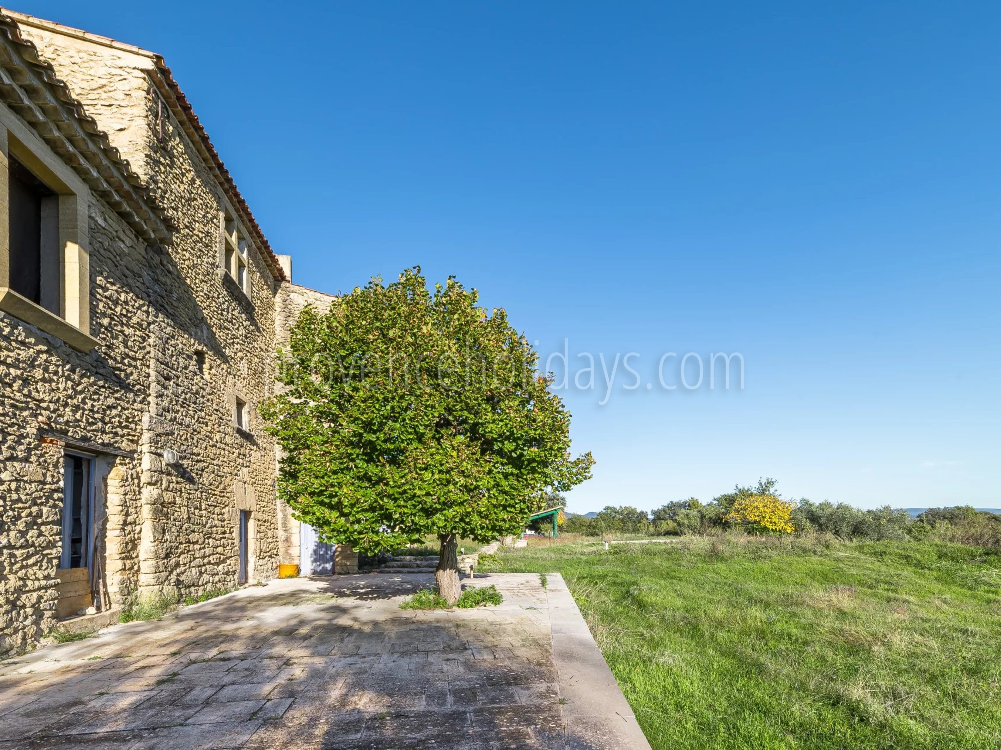 5 - Stone property in Cucuron: Villa: Exterior