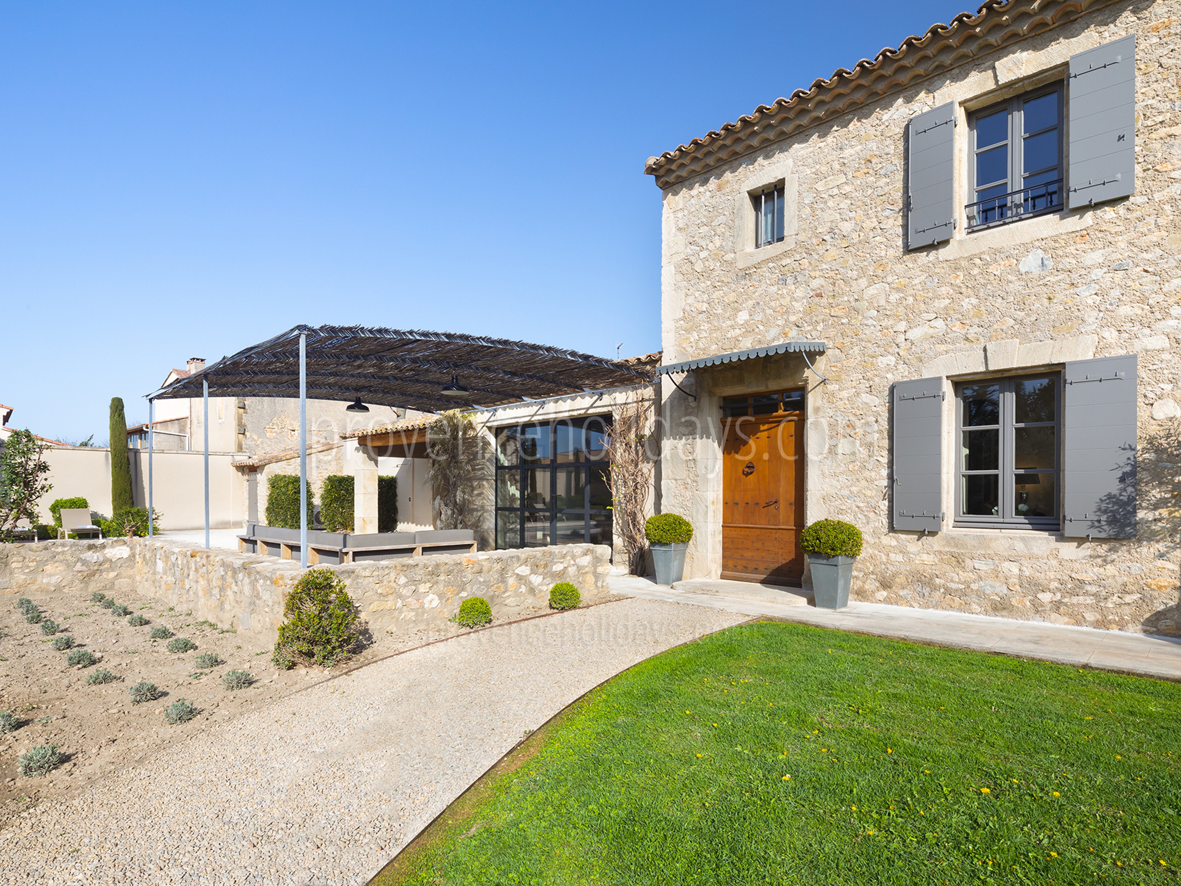 8 - Maison Eyguières: Villa: Exterior