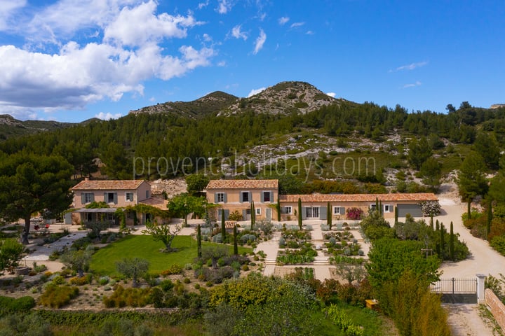 Beautiful farmhouse in the Alpilles with stunning views