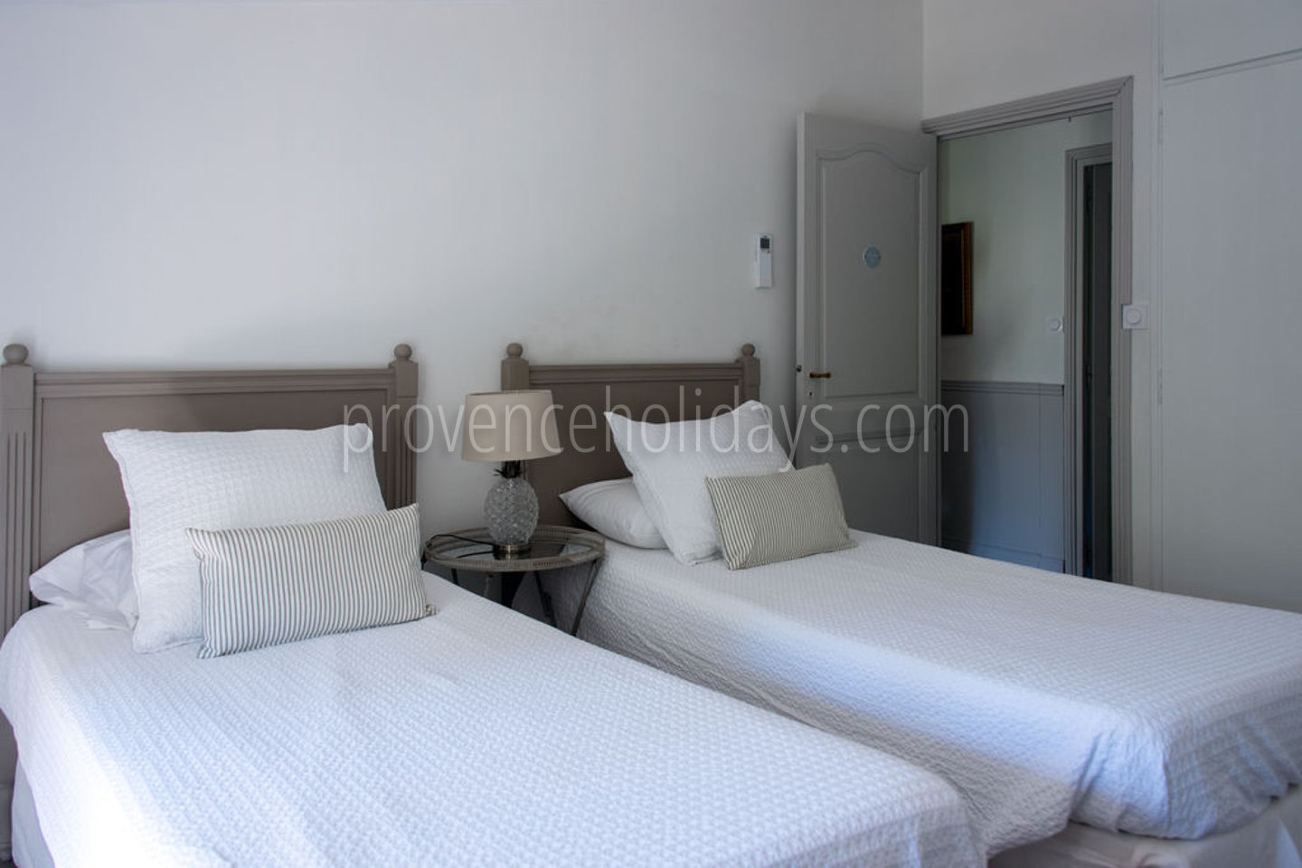 65 - Mas Mouriès: Villa: Bedroom