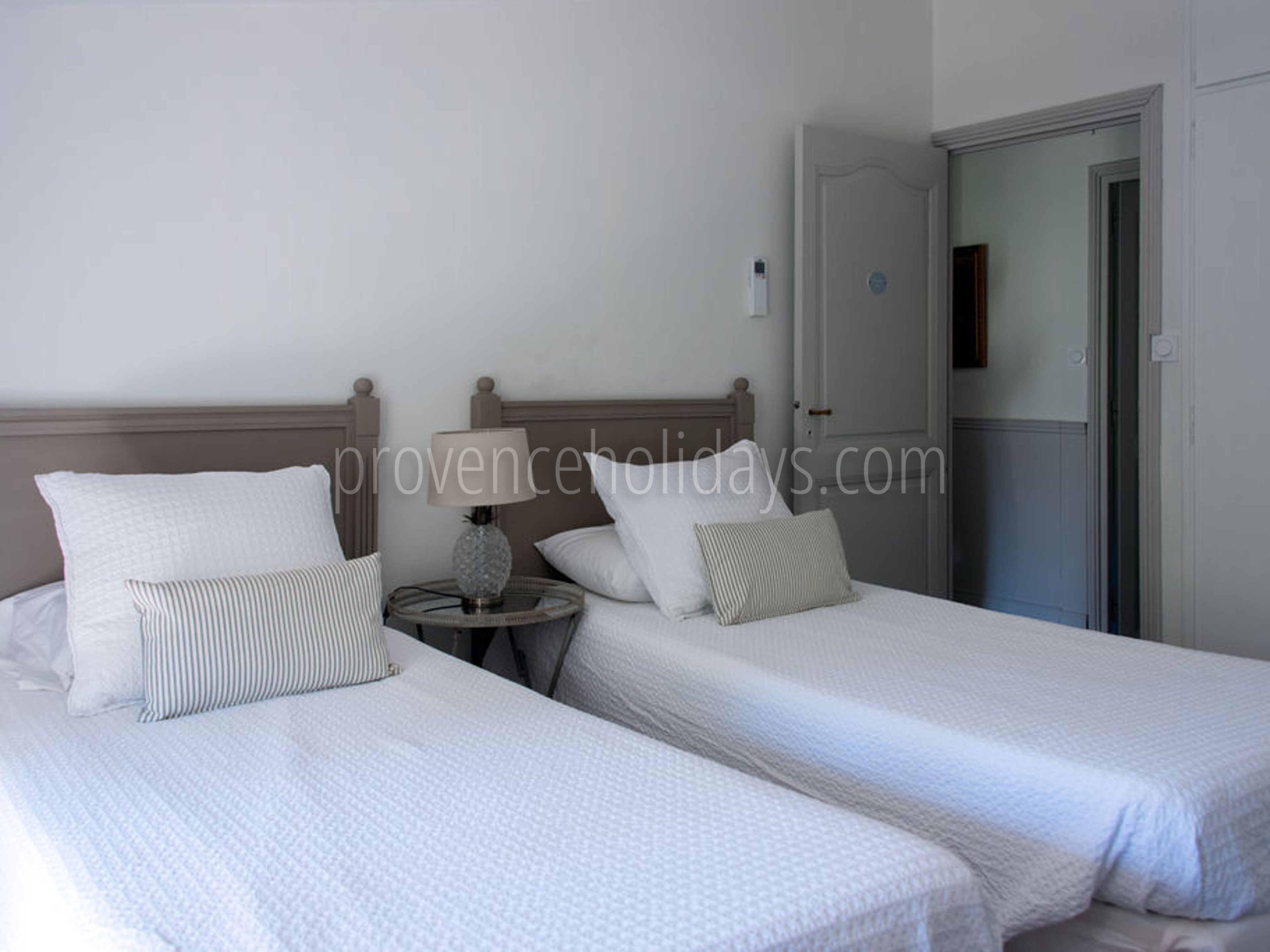 65 - Mas Mouriès: Villa: Bedroom