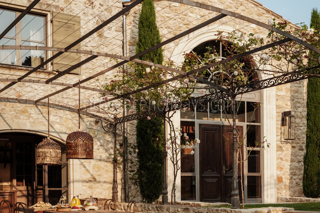 28 - La Bastide de Maussane: Villa: Exterior