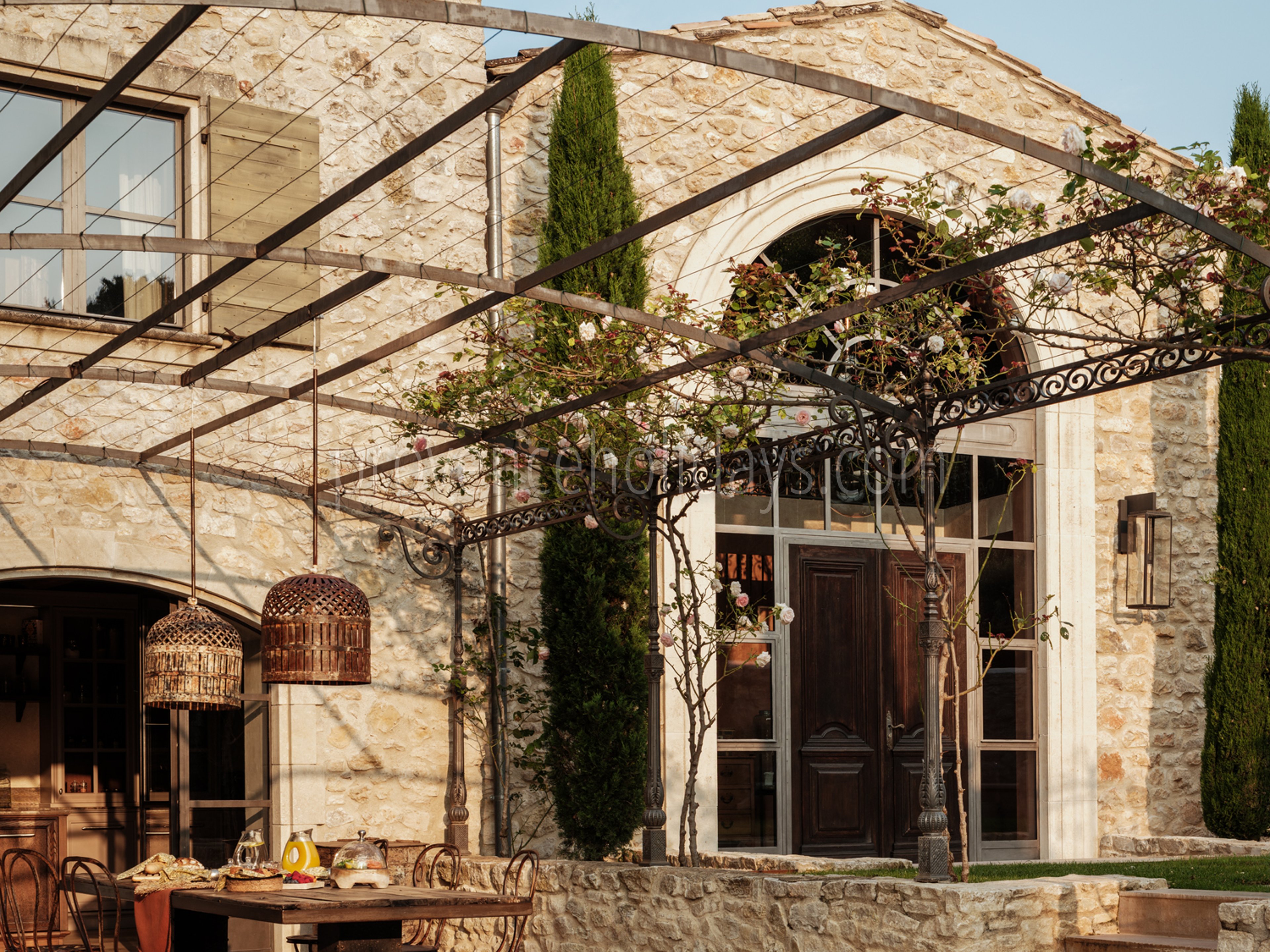 28 - La Bastide de Maussane: Villa: Exterior