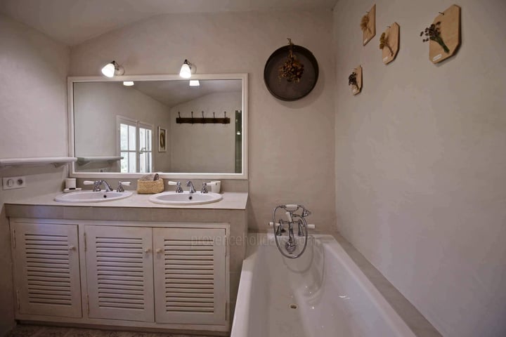 21 - Chez Vincent: Villa: Bathroom