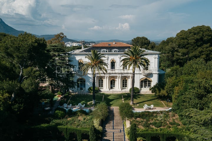 Exceptional villa with a heated pool in Le Pradet