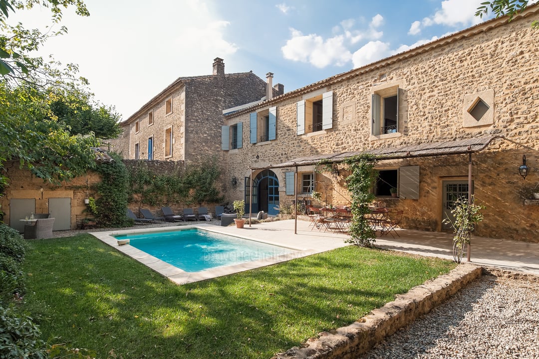 Beautiful stone farmhouse close to the famous Pont du Gard