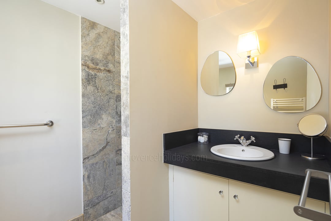 16 - Bastide Valentine: Villa: Bathroom