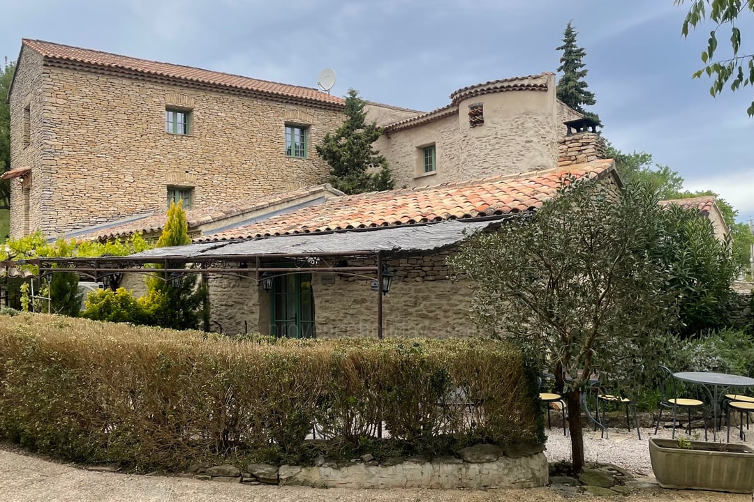 Propriété d'exception du XIIe siècle à vendre avec piscine à proximité du village de la Roque-sur-Pernes