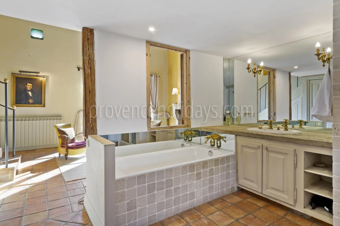 16 - Character mas in Gordes: Villa: Bathroom