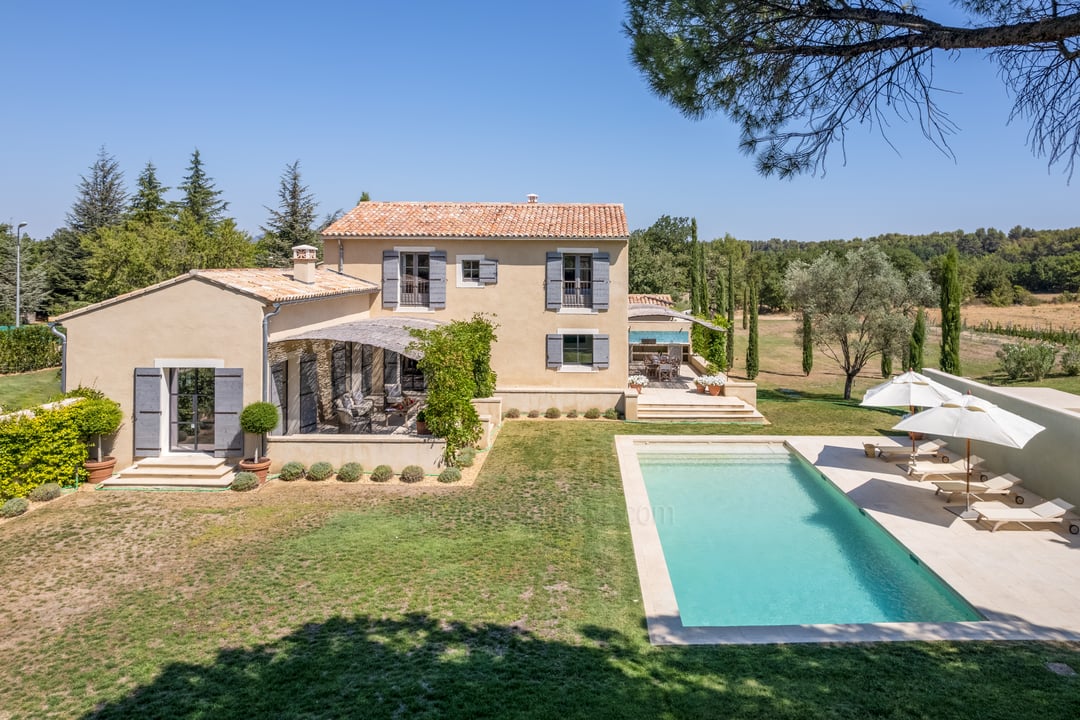 Refined holiday rental with a heated pool near Oppède 