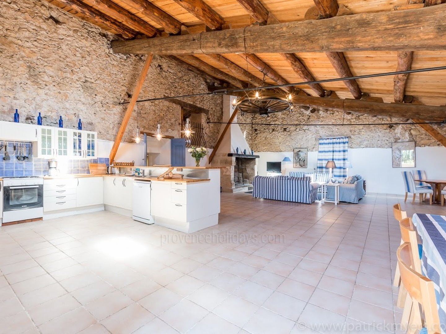 13 - Bastide du Luberon: Villa: Interior