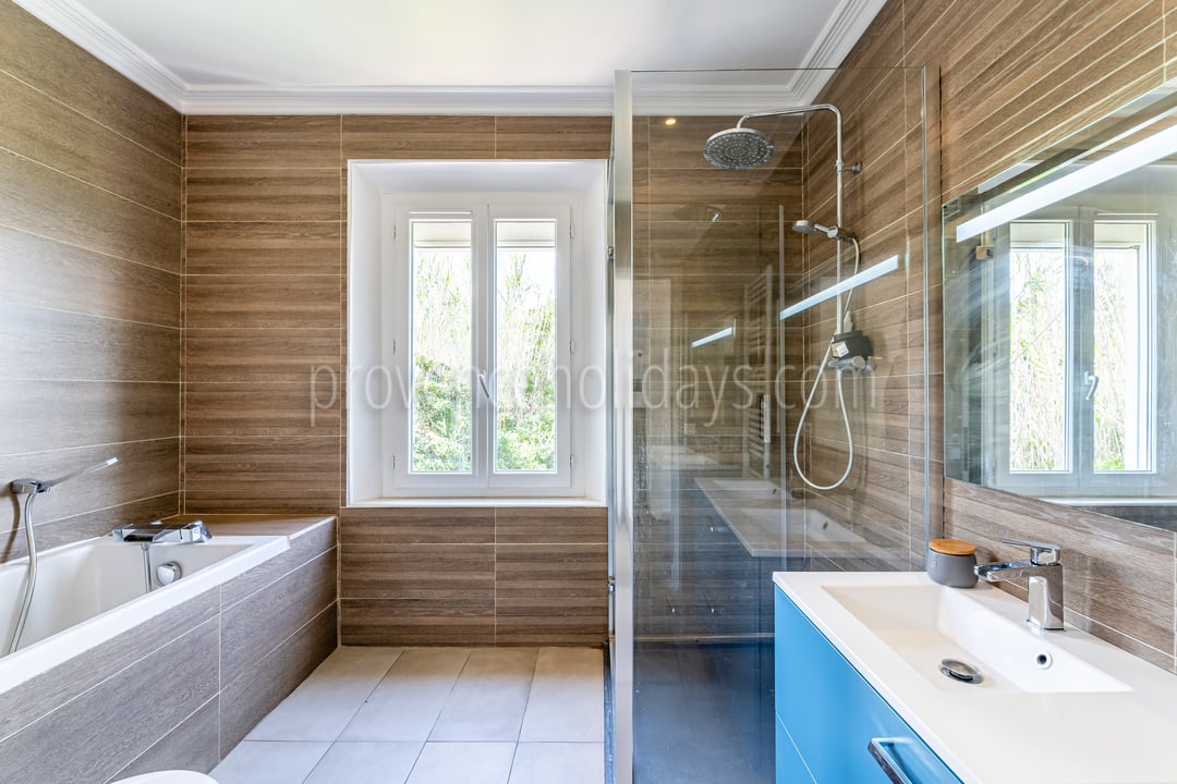 30 - Villa Les Pieds Dans L\'eau: Villa: Bathroom