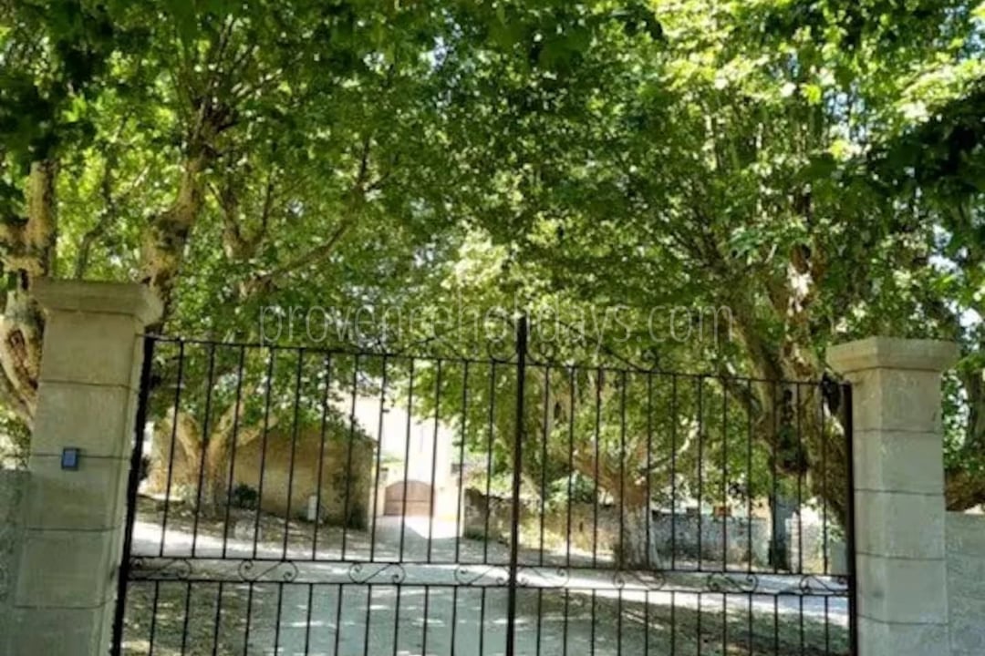 32 - Mas with pool in Bonnieux: Villa: Exterior