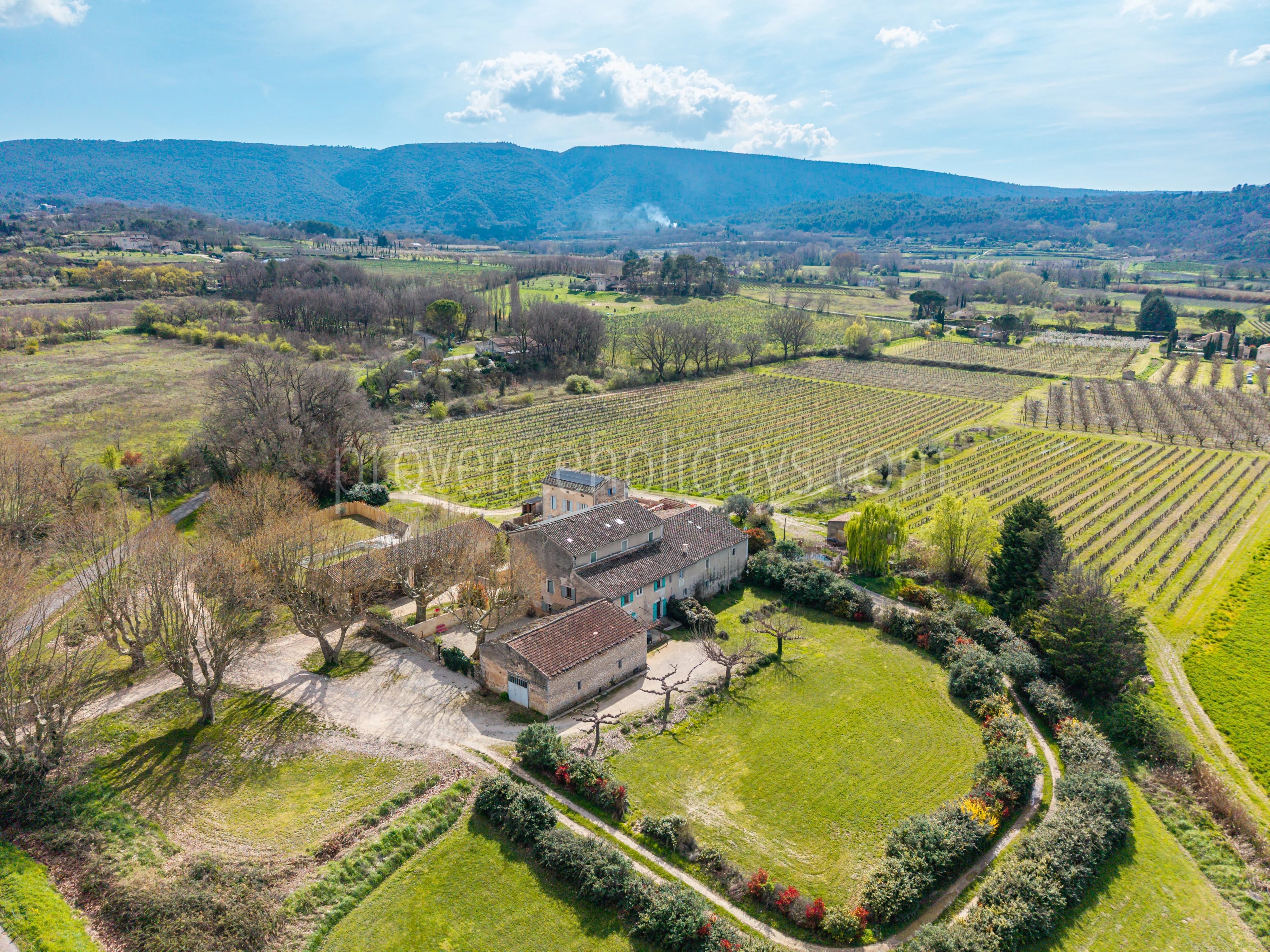 8 - Mas with pool in Bonnieux: Villa: Exterior