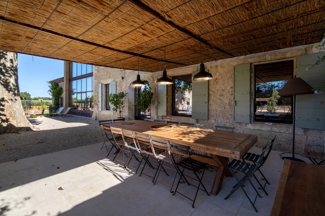 Spacieux Mas avec piscine et équipements de bien-être à Boulbon - Extérieur