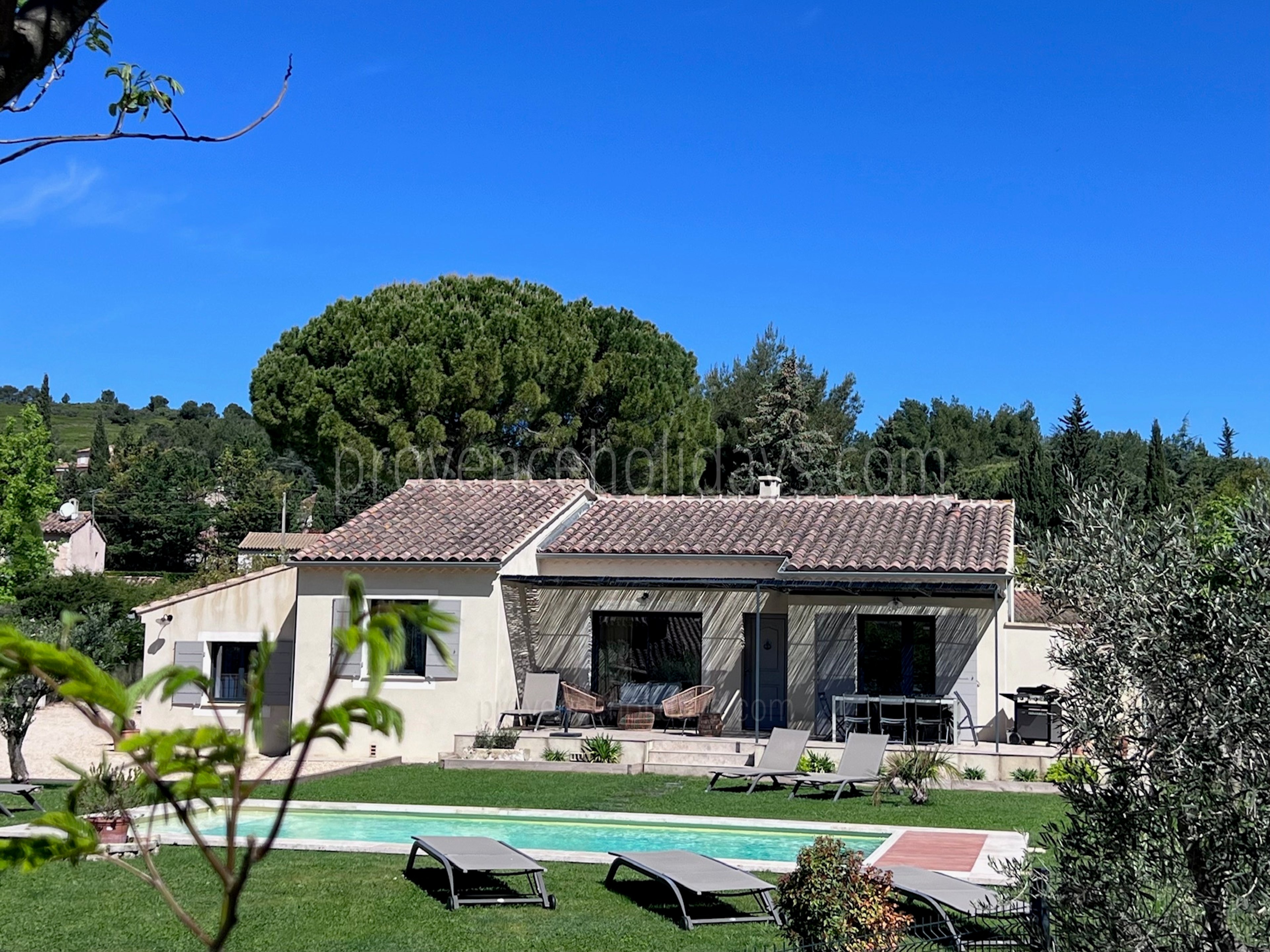 18 - Mazet du Paradou: Villa: Exterior