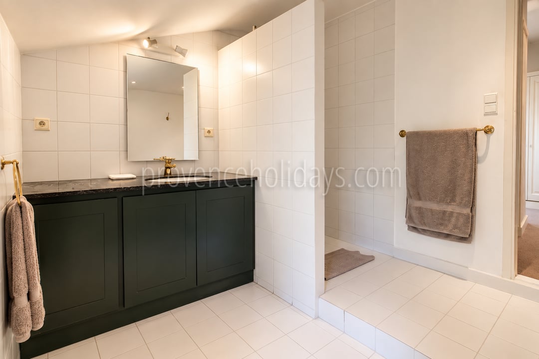 31 - Authentic farmhouse in Saint-Rémy-de-Provence: Villa: Bathroom