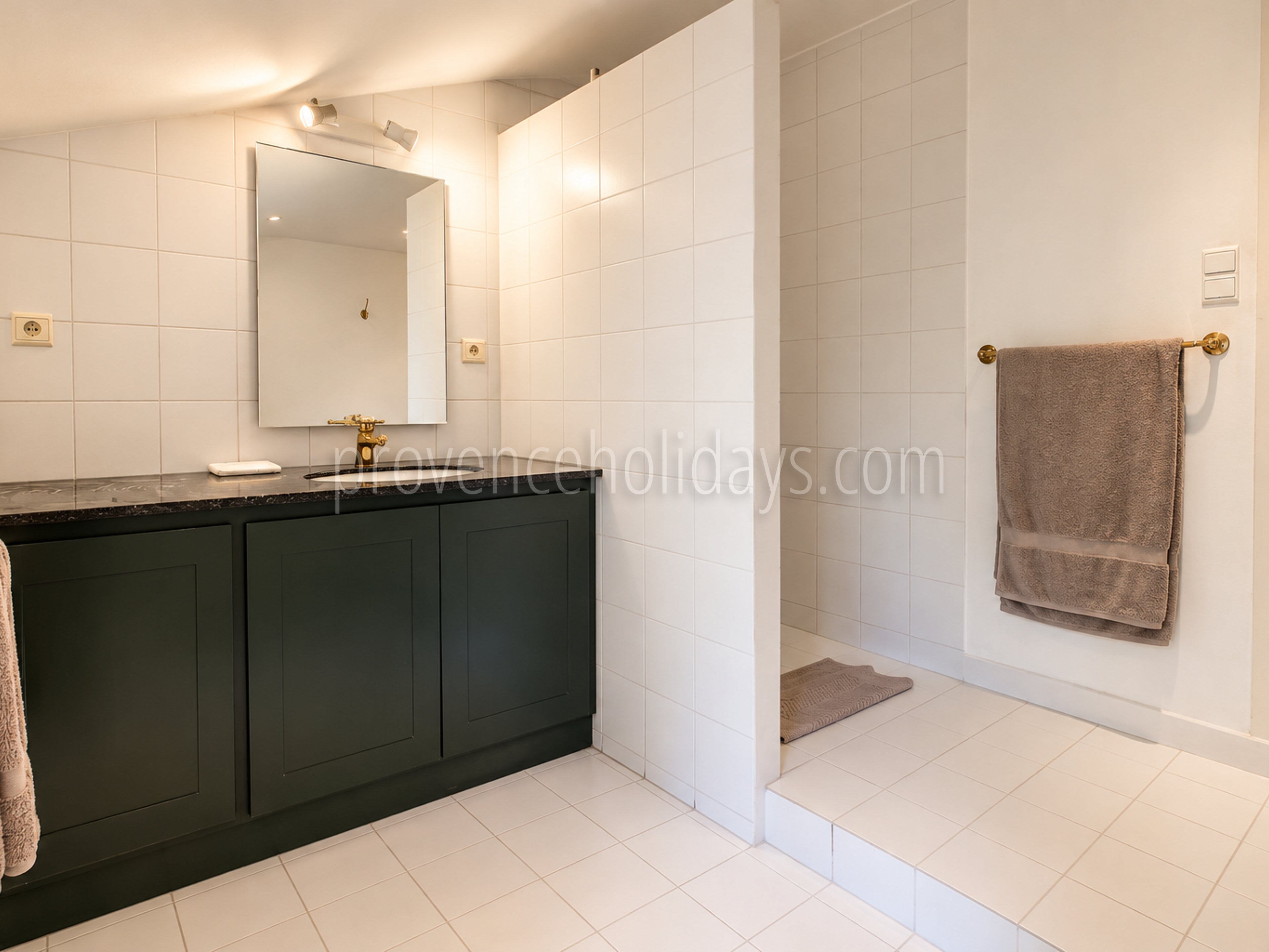 31 - Authentic farmhouse in Saint-Rémy-de-Provence: Villa: Bathroom