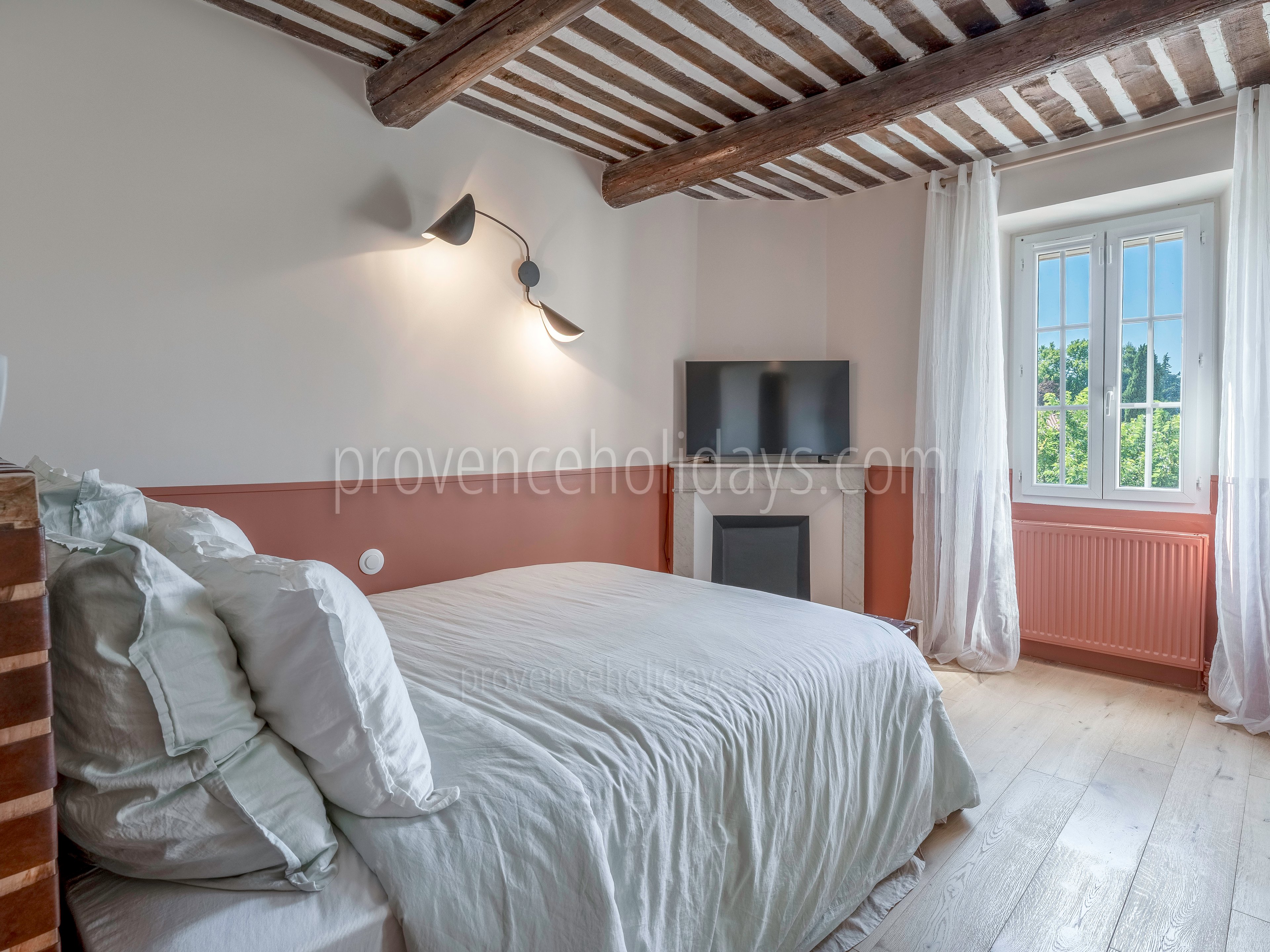 25 - Mas du Bois Clair: Villa: Bedroom 1