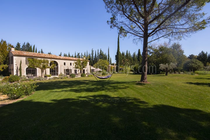 8 - Mas du Paradis: Villa: Exterior