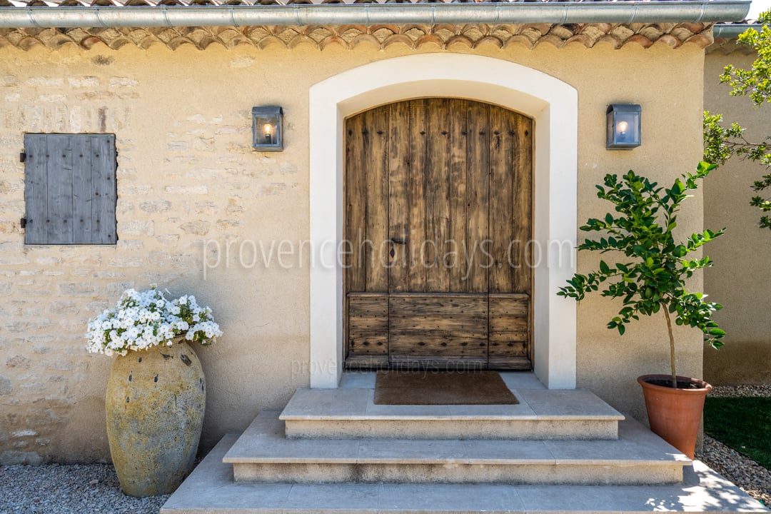 11 - Mas d\'Oppède: Villa: Exterior