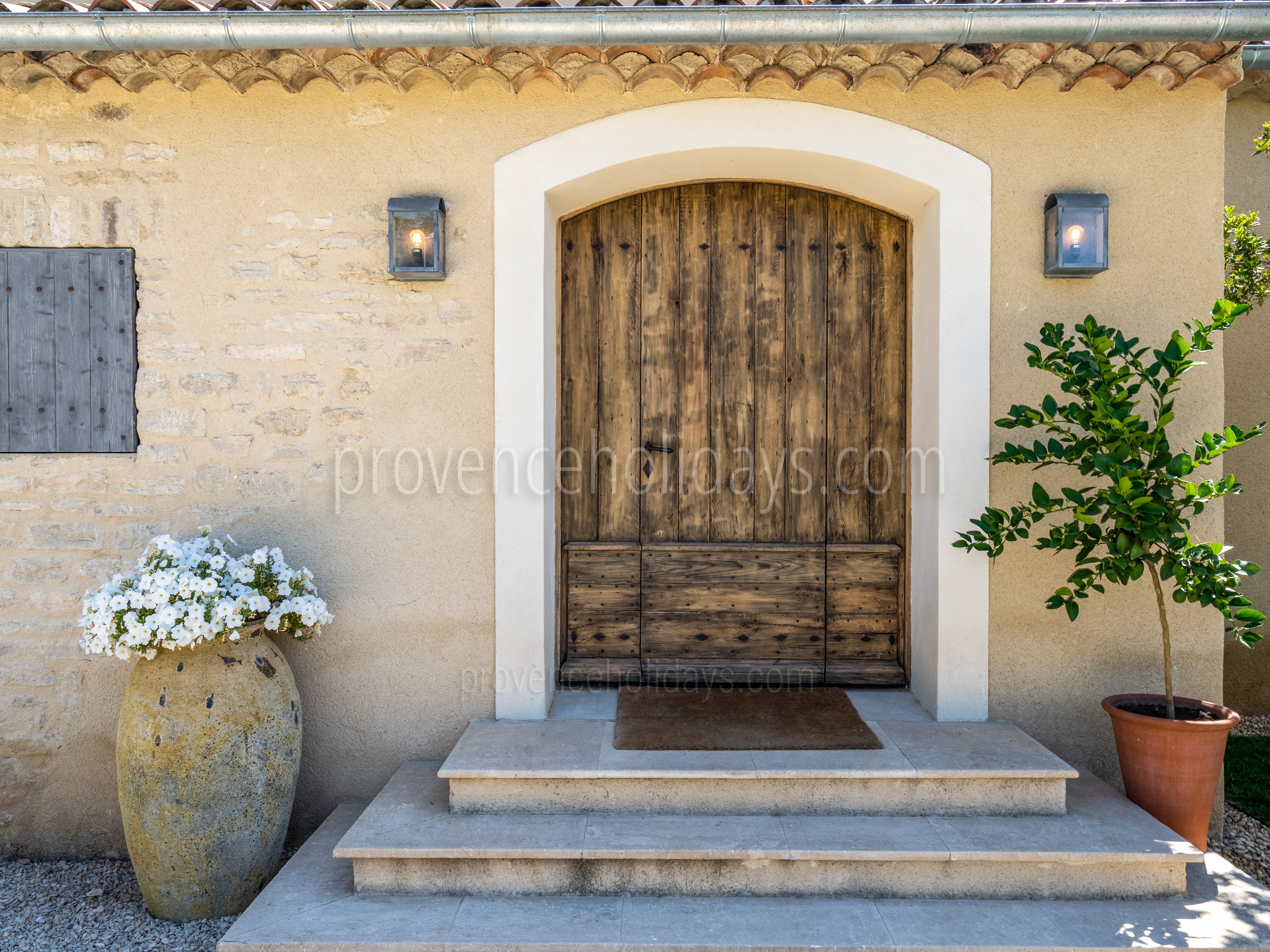 11 - Mas d\'Oppède: Villa: Exterior