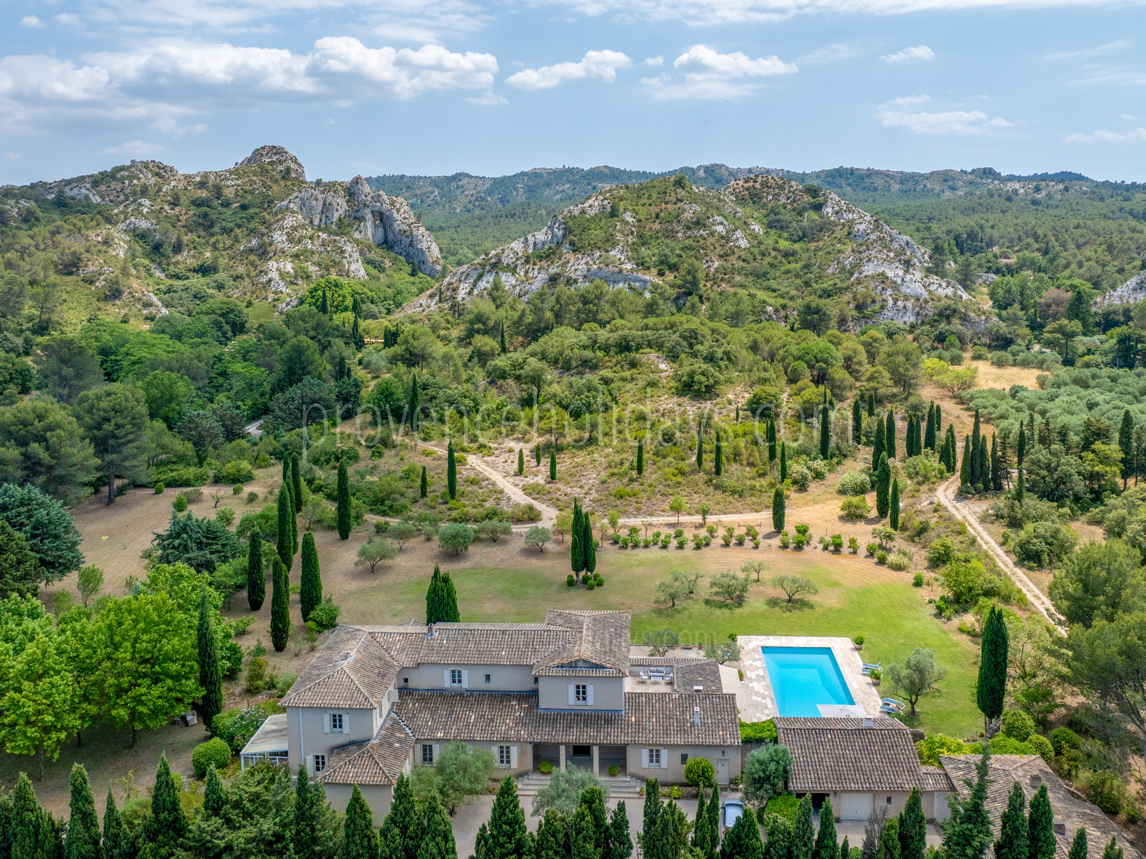 27 - Mas des Trois Cyprès: Villa: Exterior