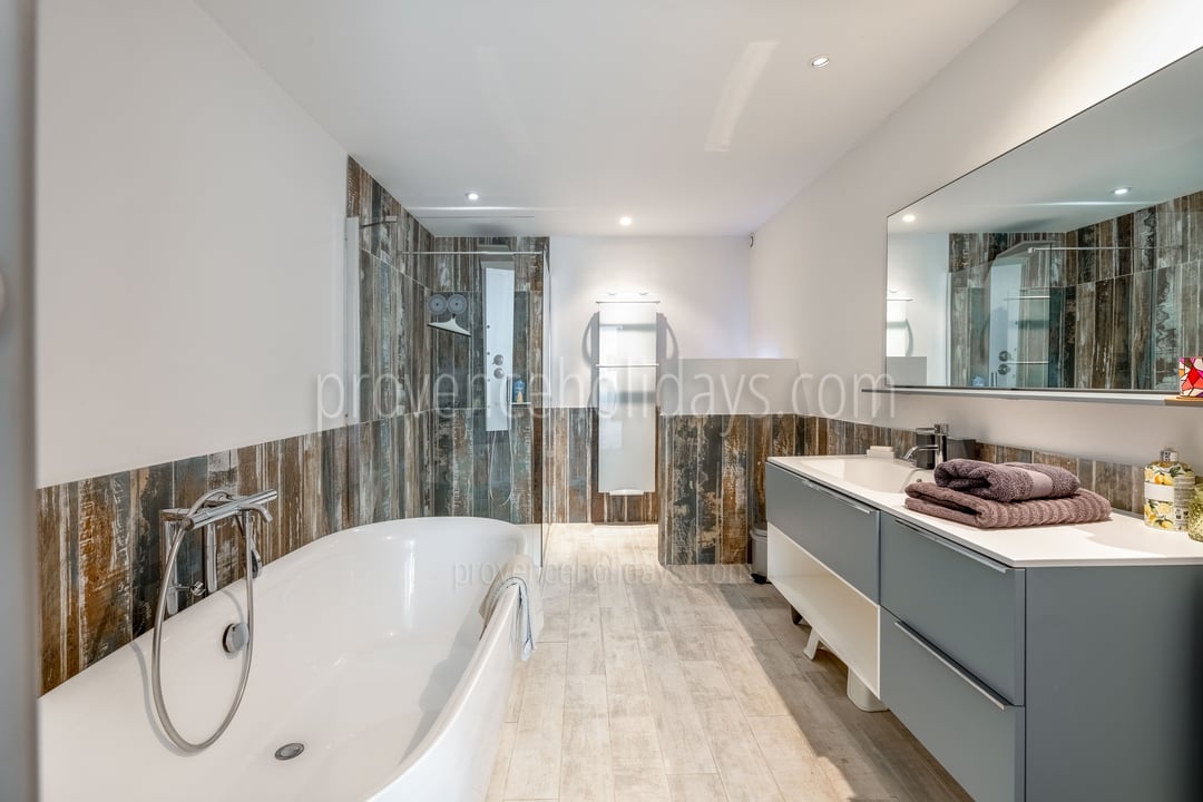 33 - Domaine de la Bouisse: Villa: Bathroom