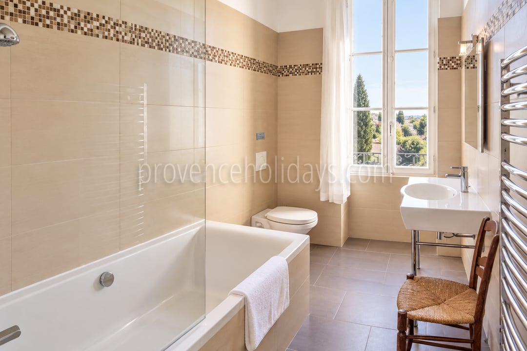 20 - Farmhouse with outbuildings in Lambesc: Villa: Bathroom