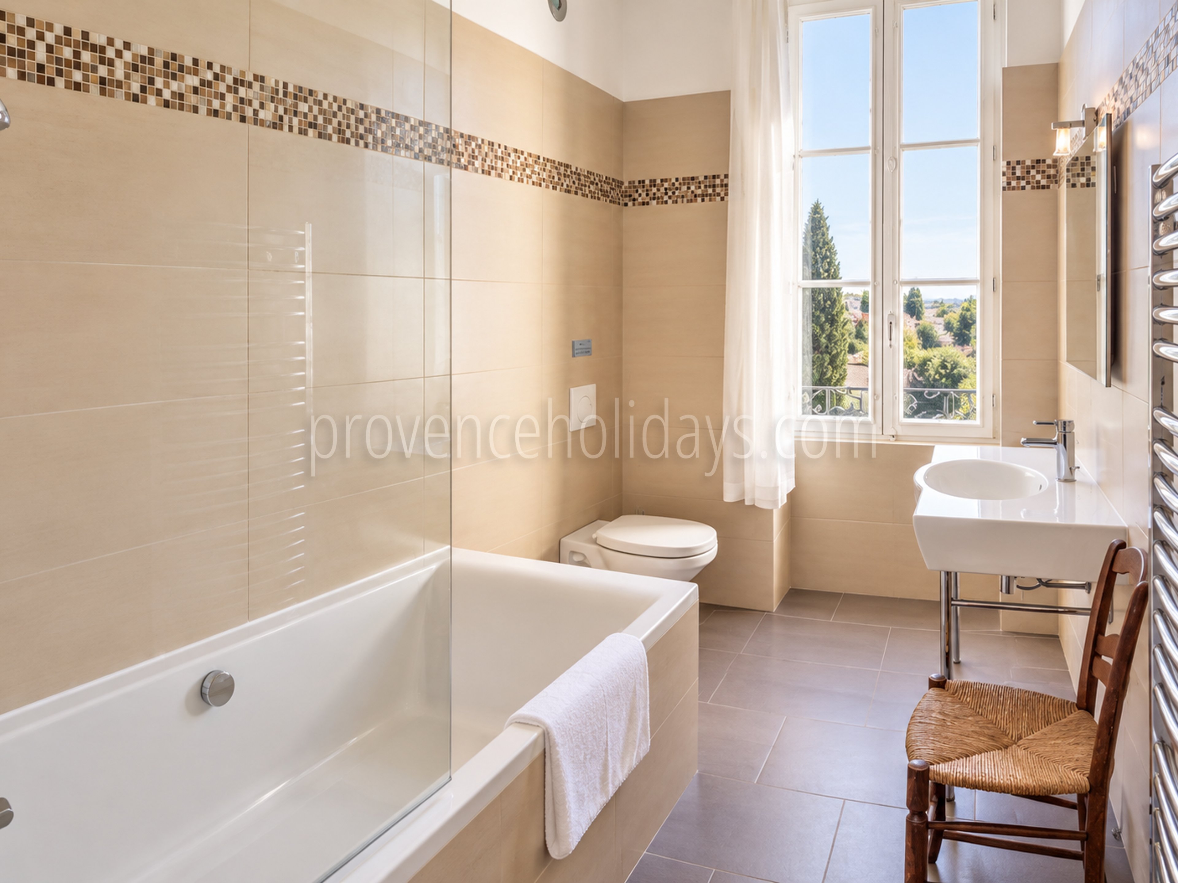 20 - Farmhouse with outbuildings in Lambesc: Villa: Bathroom