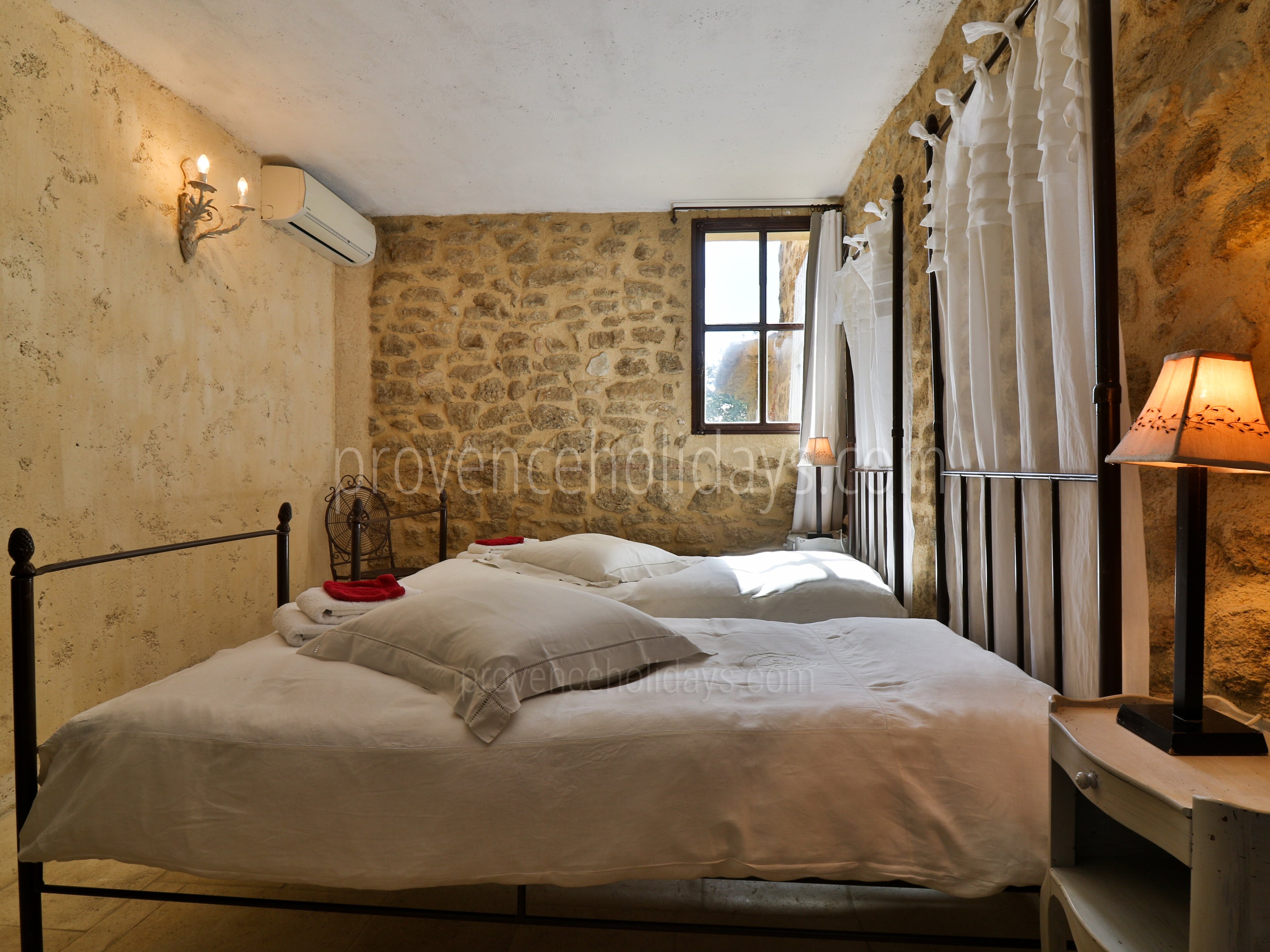 40 - Mas de Beaumes: Villa: Bedroom