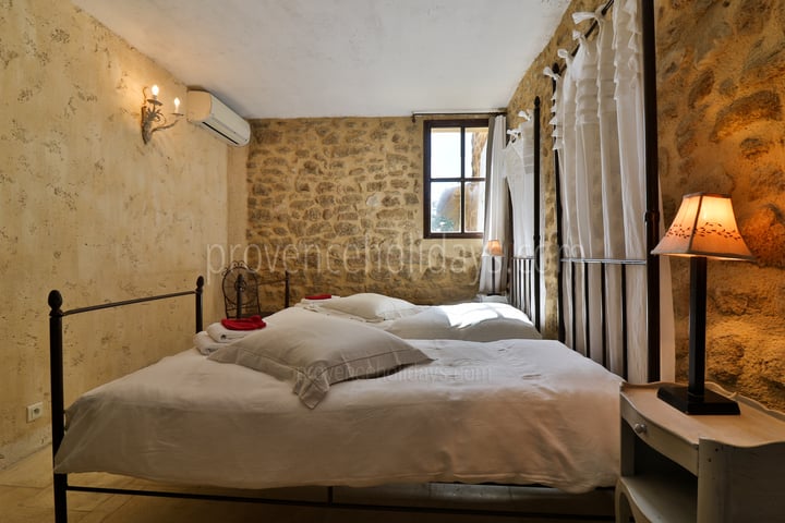 40 - Mas de Beaumes: Villa: Bedroom