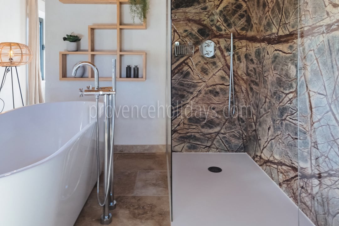 20 - Mas des Cerisiers: Villa: Bathroom