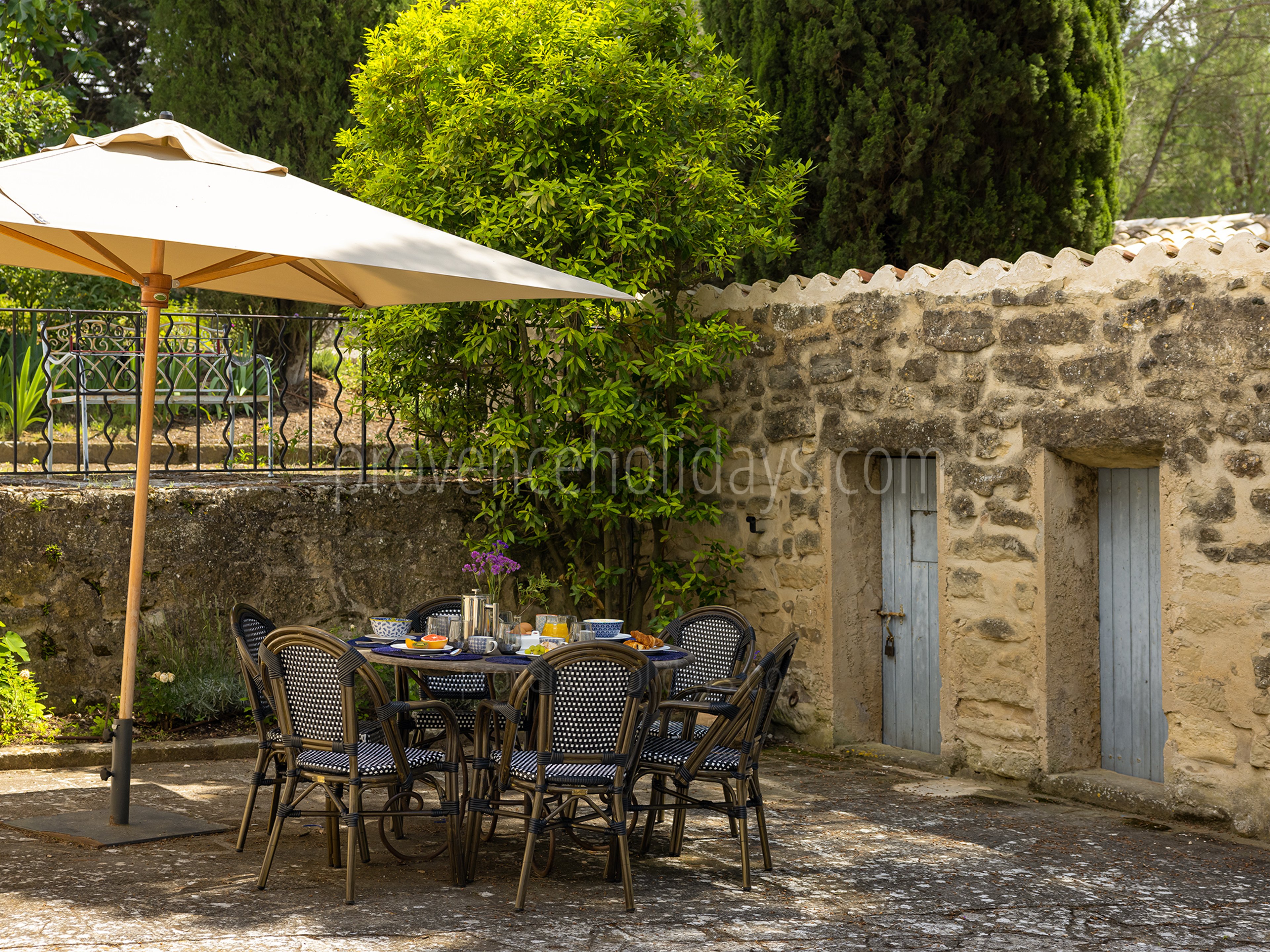 44 - Le Mas d\'Ansouis: Villa: Exterior