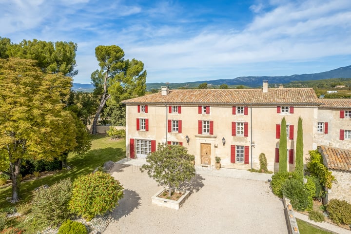 Prachtige Mas met uitzicht en twee zwembaden nabij de Mont Ventoux