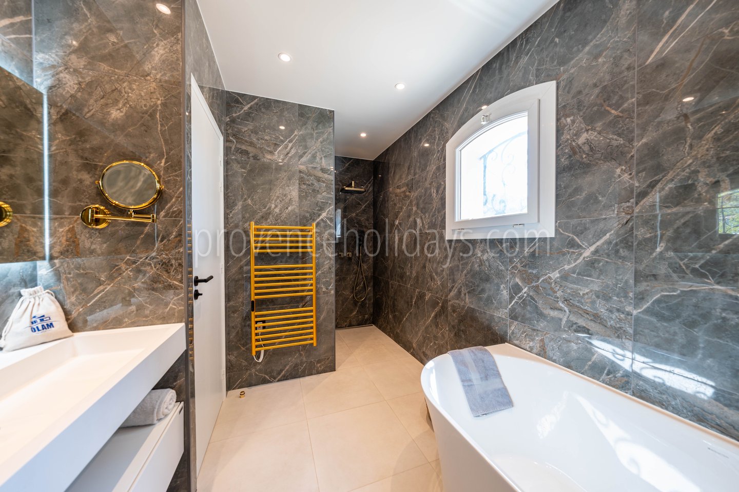 13 - Villa Croisette: Villa: Bathroom