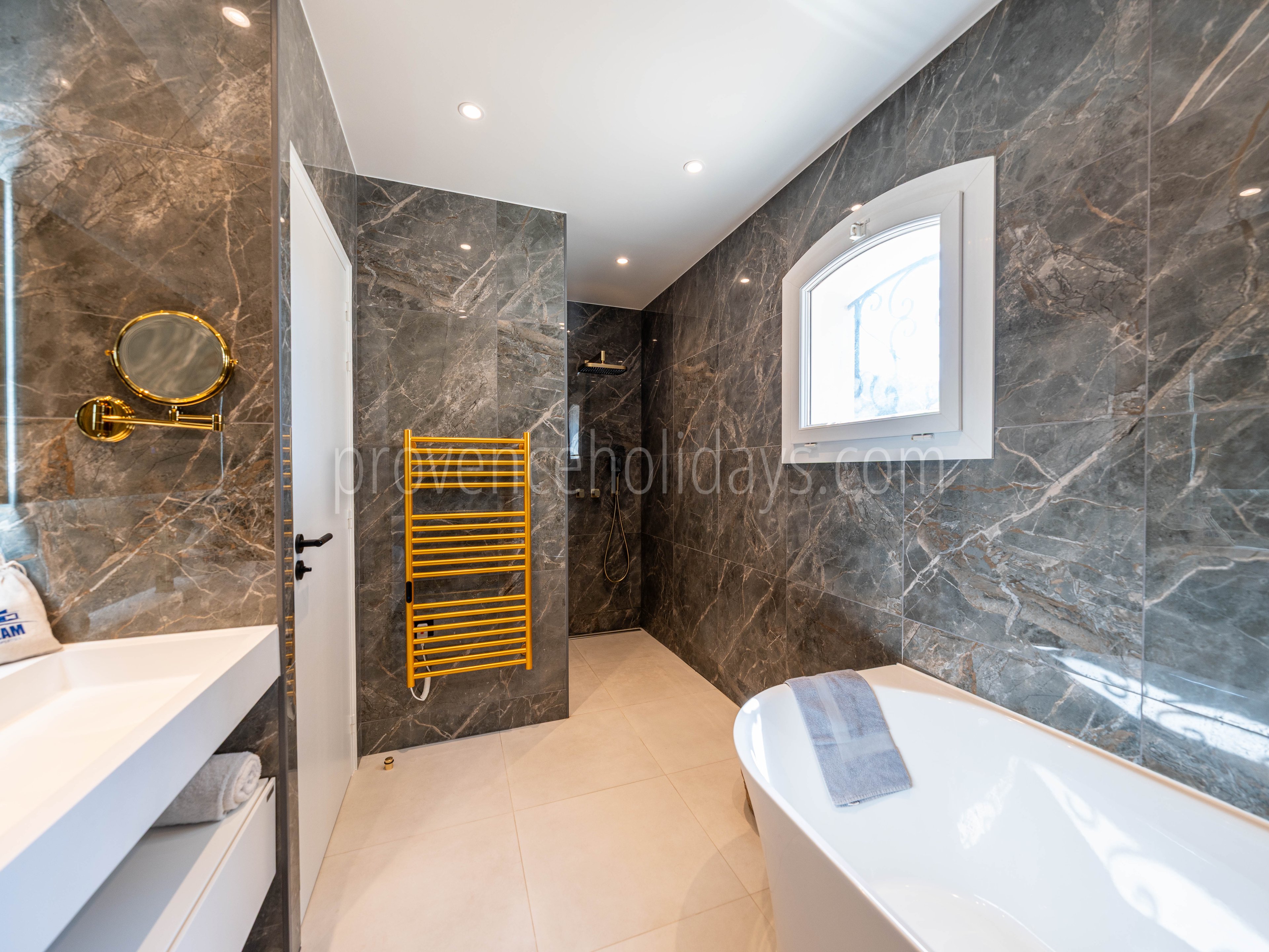 13 - Villa Croisette: Villa: Bathroom