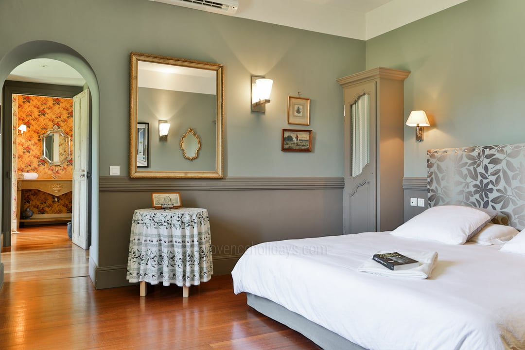 25 - Le Domaine des Cyprès: Villa: Bedroom
