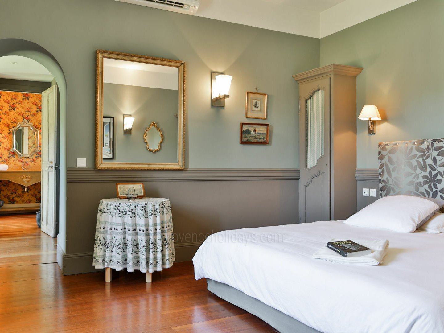 25 - Le Domaine des Cyprès: Villa: Bedroom