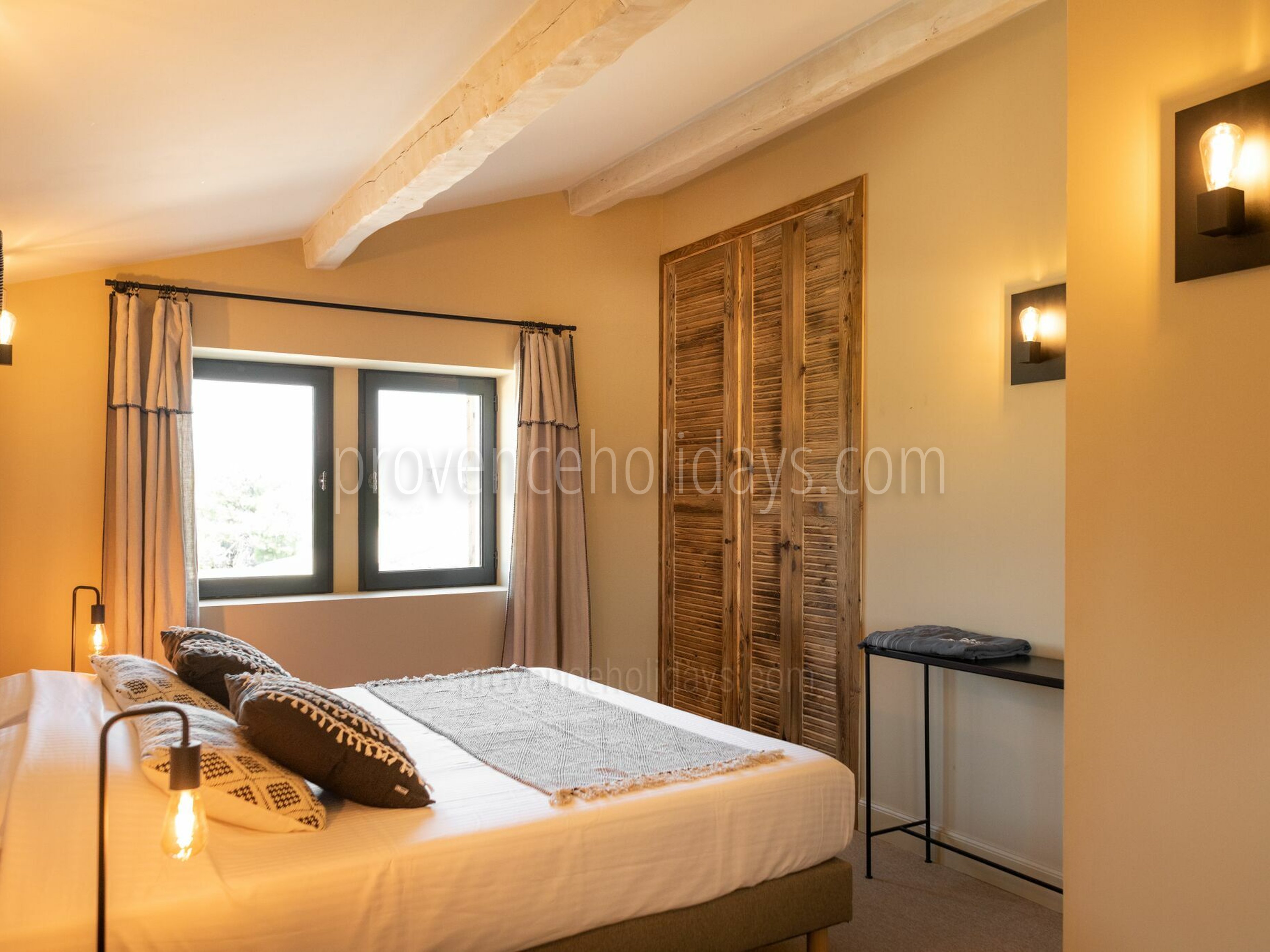 18 - Mas de Provence: Villa: Bedroom